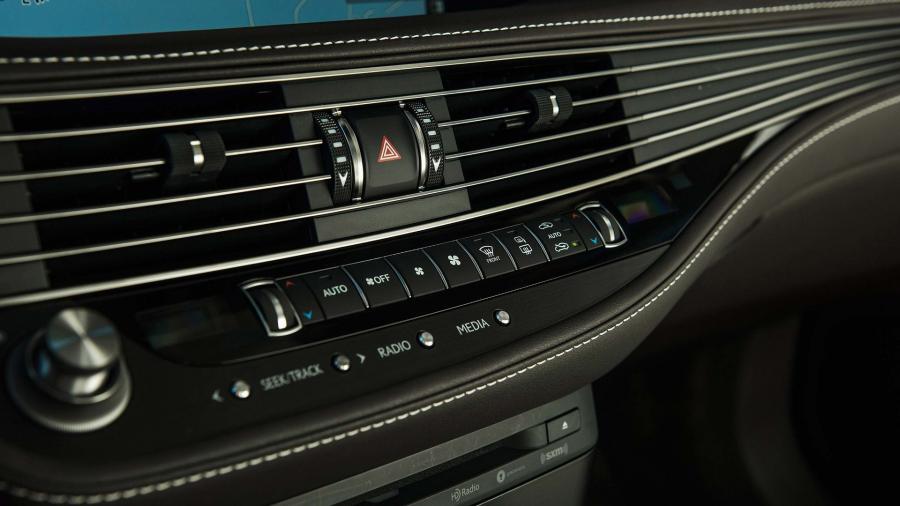 Детали интерьера Lexus LS500h 2017 года  (WW) (фото 52 из 58)
